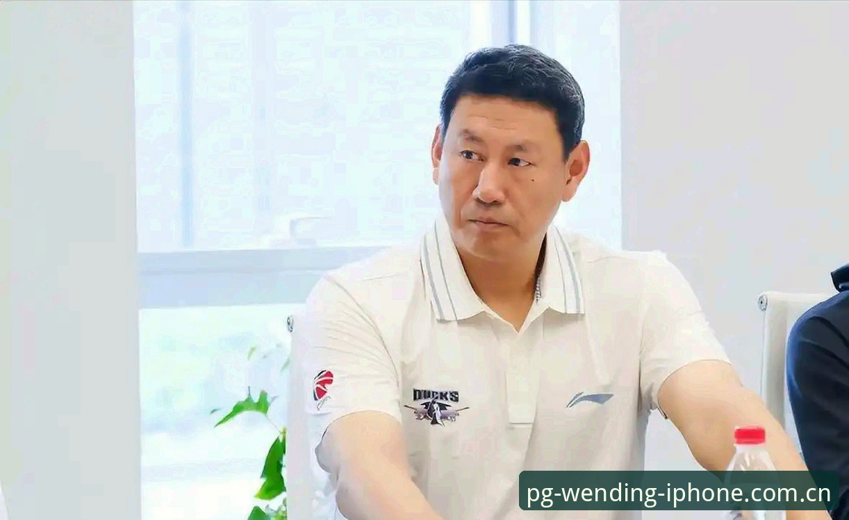 李楠接任vs许利民卸任：北京男篮换帅背后，哪条路更接近总冠军？